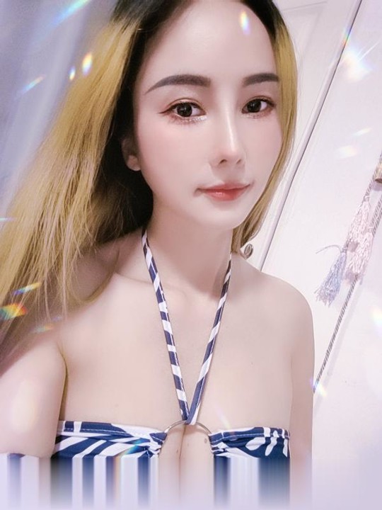 罗湖白雪梅.两个大白兔又大又圆，前凸后翘