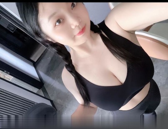 深圳南山尤物布丁妹子是丰满体型，微胖前凸后翘。奶子是D