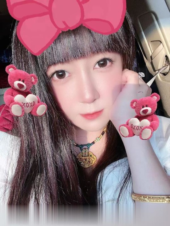 武汉一元路丫头口爆 胸推