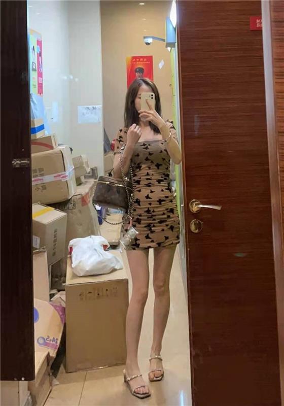 身材kouhuo不错的年轻妹子