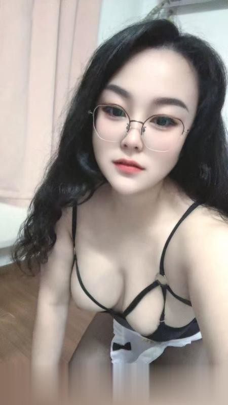 上海舌吻眼镜骚女兰兰