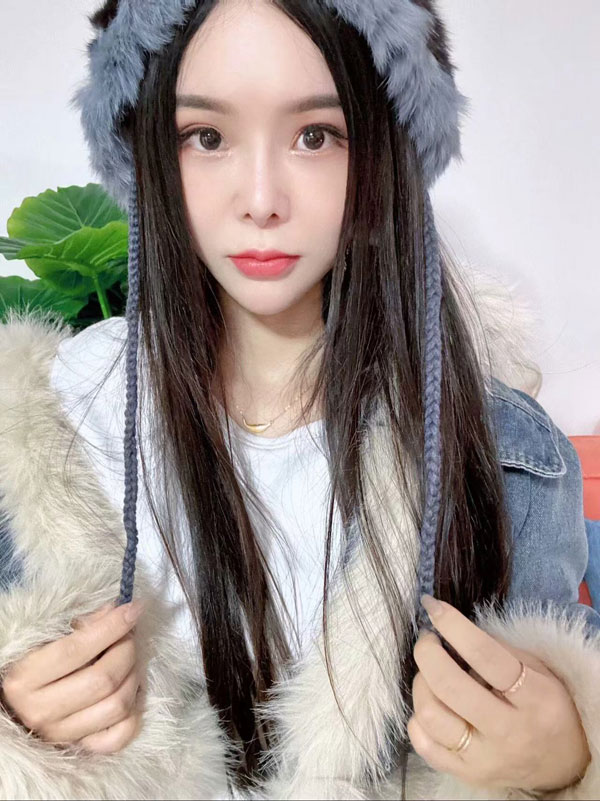 草房C米回归 24岁的萝莉型邻家美女