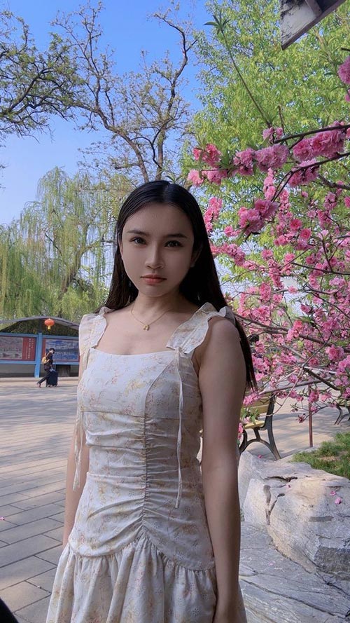 00年小萝莉自做自聊 小蛮腰凹凸有致 皮肤光滑 幼女控必入！