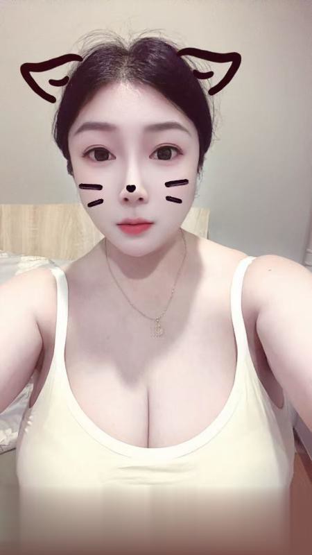 深圳波霸水多多.低胸装感觉胸要爆出来